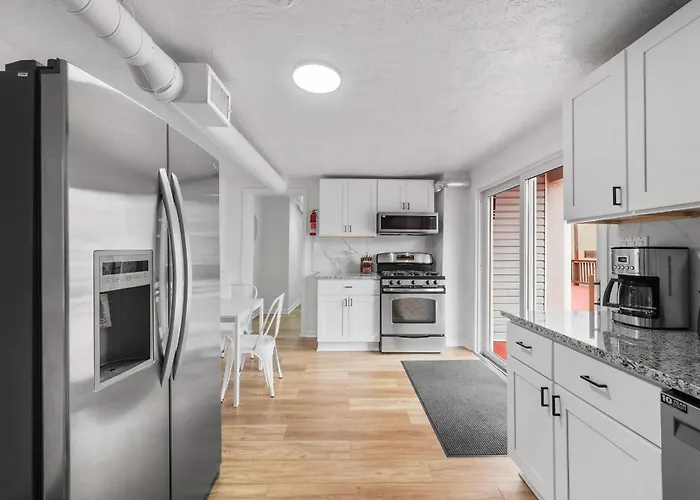 Bloomfield H Stylish Cozy Private Bedroom, Shared Bathroom, With Free Parking Habitación en casa particular