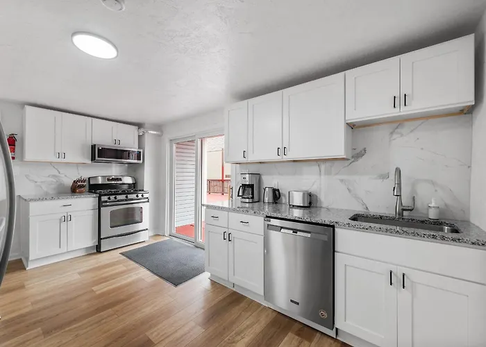Bloomfield H Stylish Cozy Private Bedroom, Shared Bathroom, With Free Parking