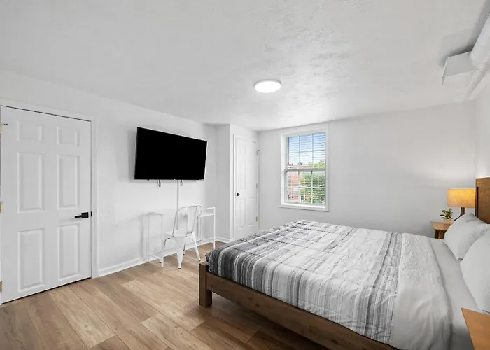 Bloomfield H Stylish Cozy Private Bedroom, Shared Bathroom, With Free Parking Habitación en casa particular Pittsburgh